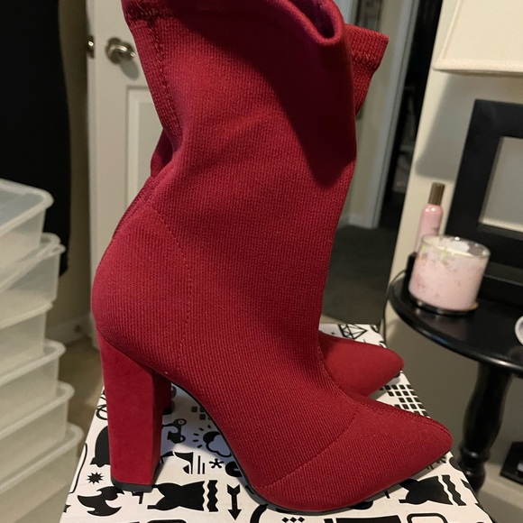 Bamboo 7.5 red point toe boot with sock material - Picture 2 of 4